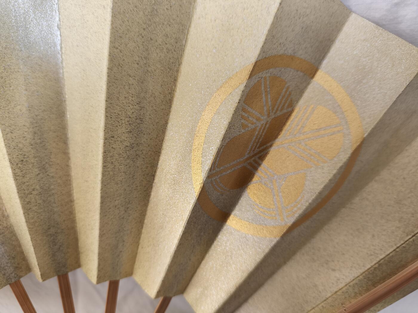 海外回流精品拍卖12.14 原盒全新家纹御舞扇一把