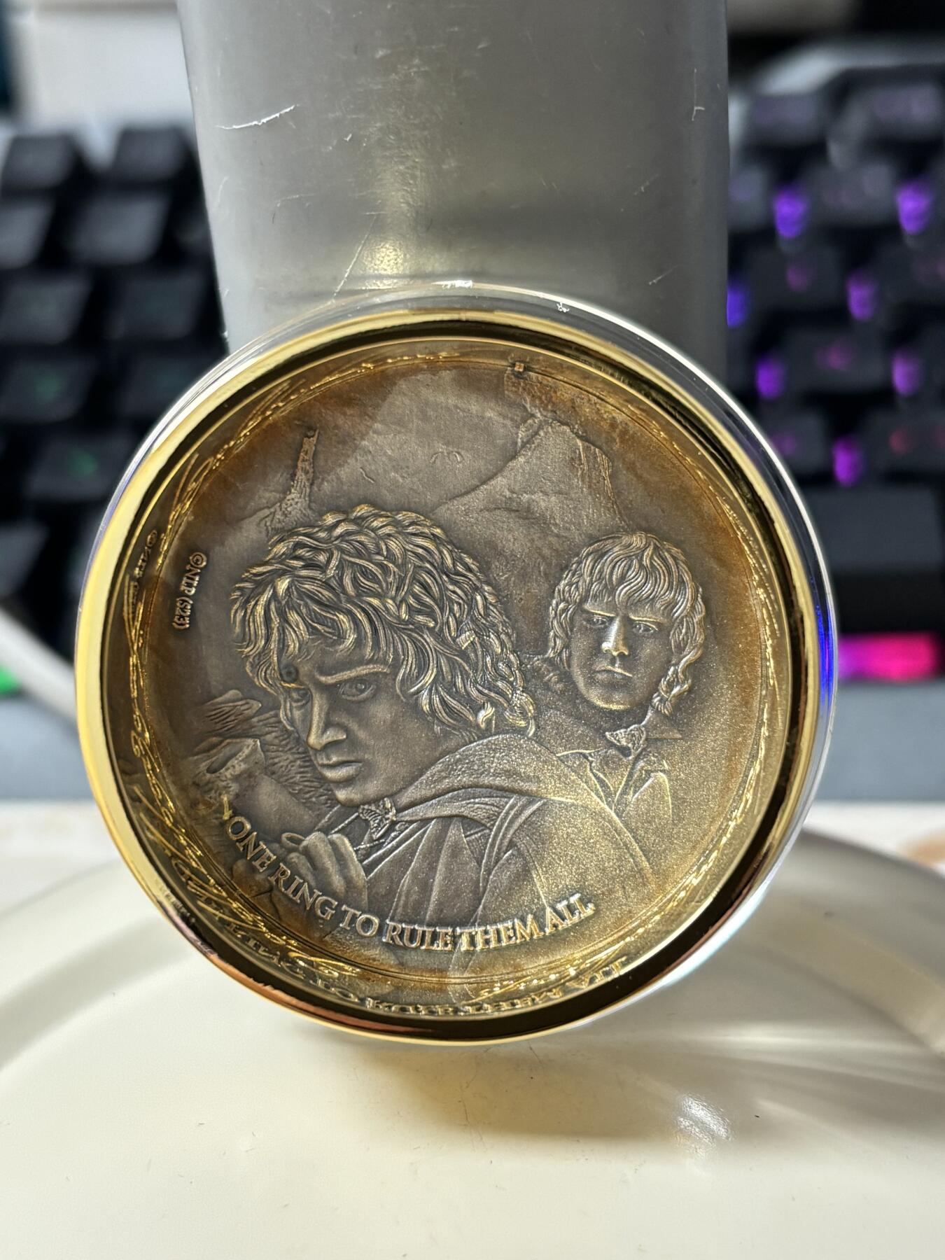 第185期拍卖  萨摩亚2023年指环王至尊魔戒3盎司仿古纪念银币。999银，发行量1499枚，有氧化