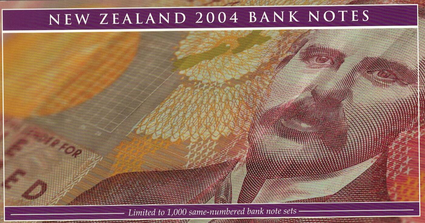 《艾美收藏》第223期-12.7周日外币畅拍 (首发冠全同带原装册)新西兰2004年AA冠5-100元全同百位倒置980号5张大全套，前2位数字是年份缩写，鸟版塑料钞初版首发