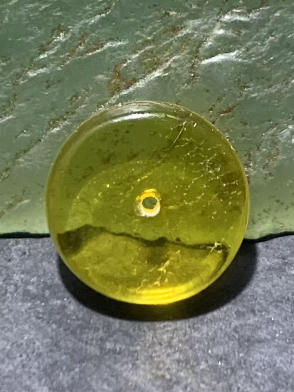 精美天然乌克兰蜜蜡随形小平安扣一个，