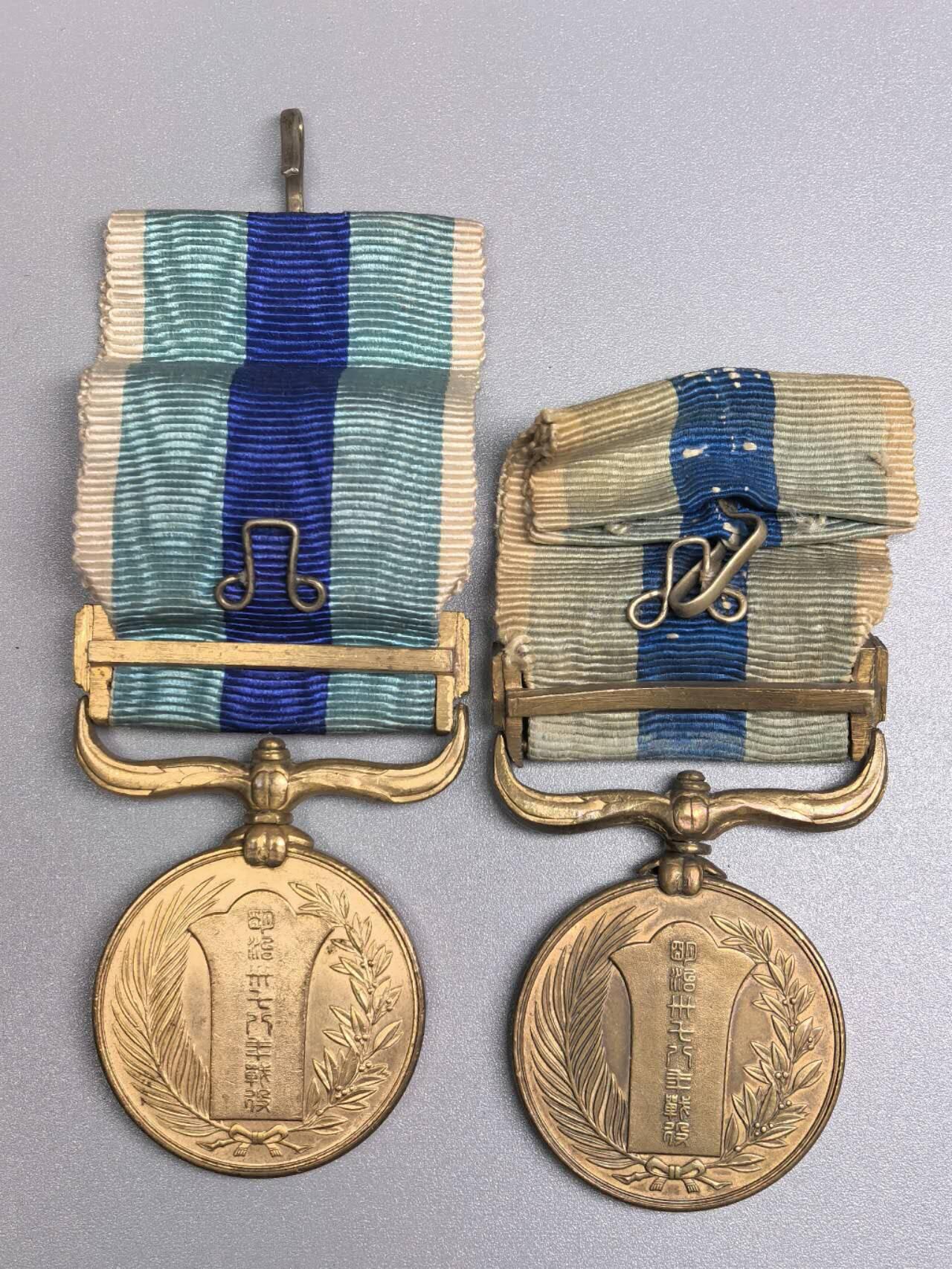 小驴勋章奖章收藏12月06日周六晚六点拍卖（珍爱和平，收藏战争，铭记历史，勿忘国耻，忠党爱国。有偿代拍，送拍规则在简介最后，参拍须阅读规则后再参拍，关系到运费包装发货时效真假辨别等关键信息，拍卖时不再发原图，看大图店主微信码在拍卖店铺介绍里） 明治卅七八年从军记章一对（日俄战争）