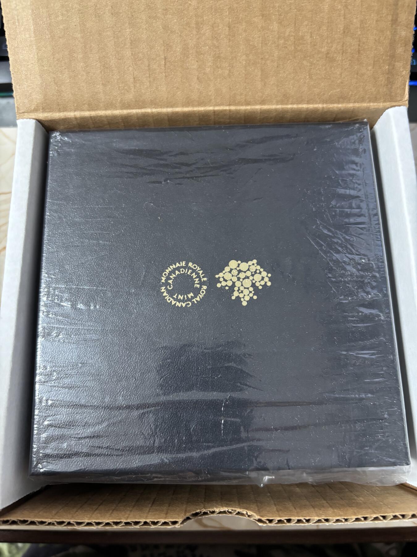 第185期拍卖 加拿大2024年莲花和蜻蜓镀金5盎司镶嵌可旋转纪念银币，9999银，157.6克，发行1250枚