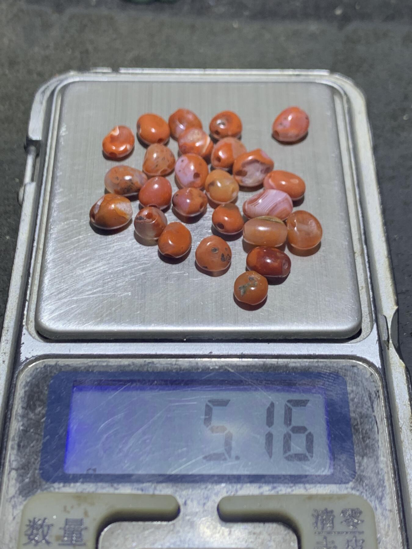 川料南红玛瑙原皮随形散珠一组，