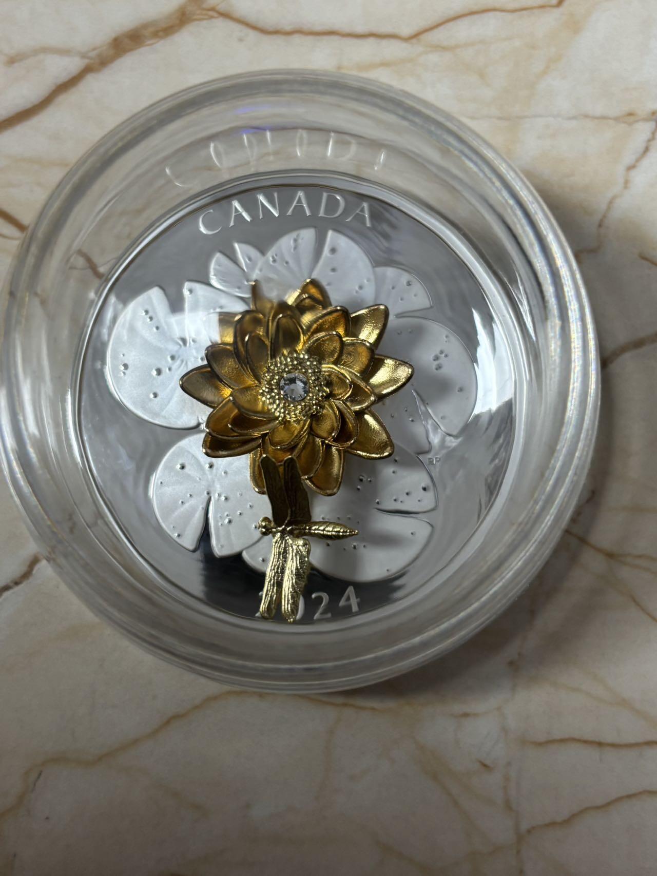 第185期拍卖 加拿大2024年莲花和蜻蜓镀金5盎司镶嵌可旋转纪念银币，9999银，157.6克，发行1250枚