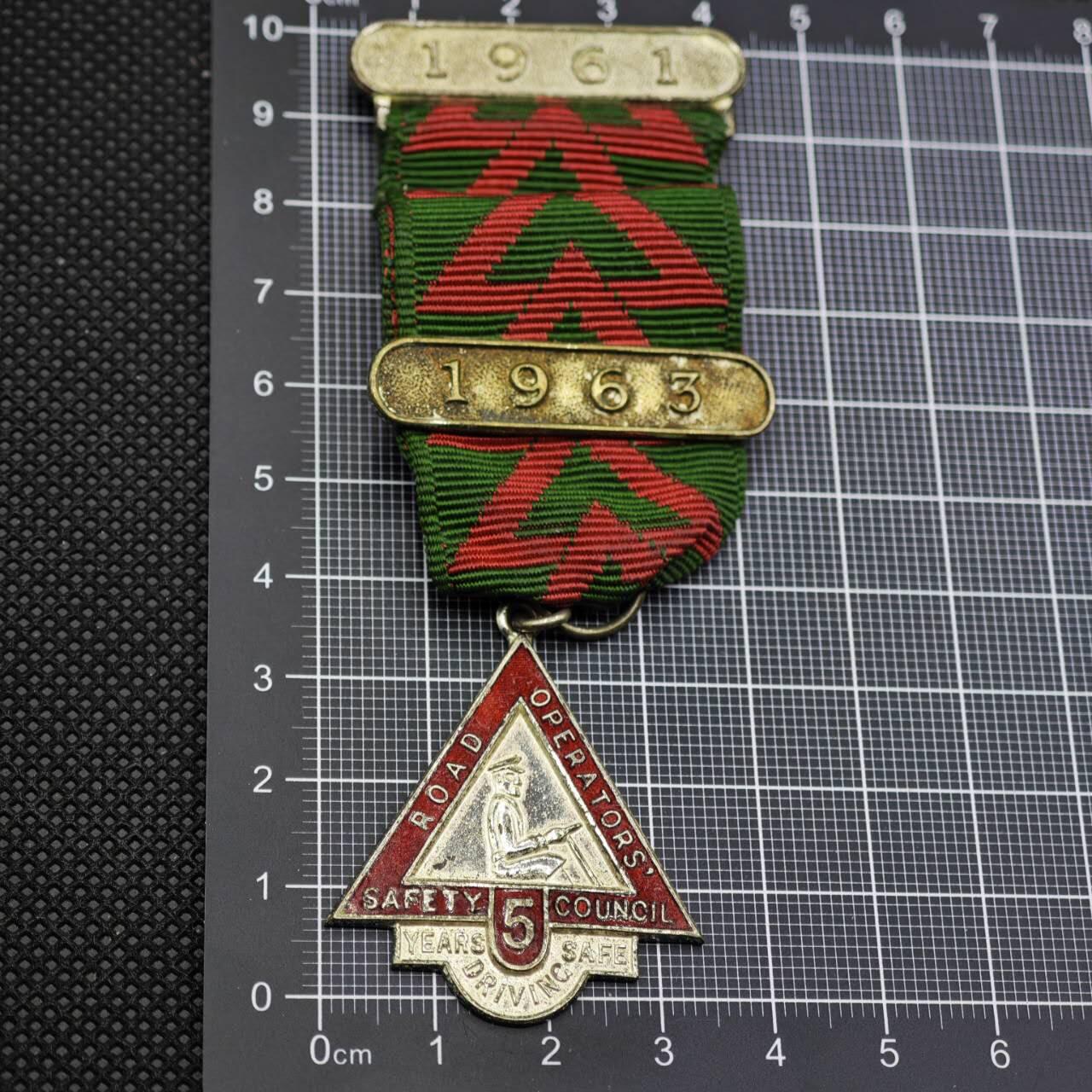 【淘币小摊】限时拍第八百二十三拍  纪念章场  满百包邮可预留两周  周一统一发货     1963年安全驾驶竞赛奖章