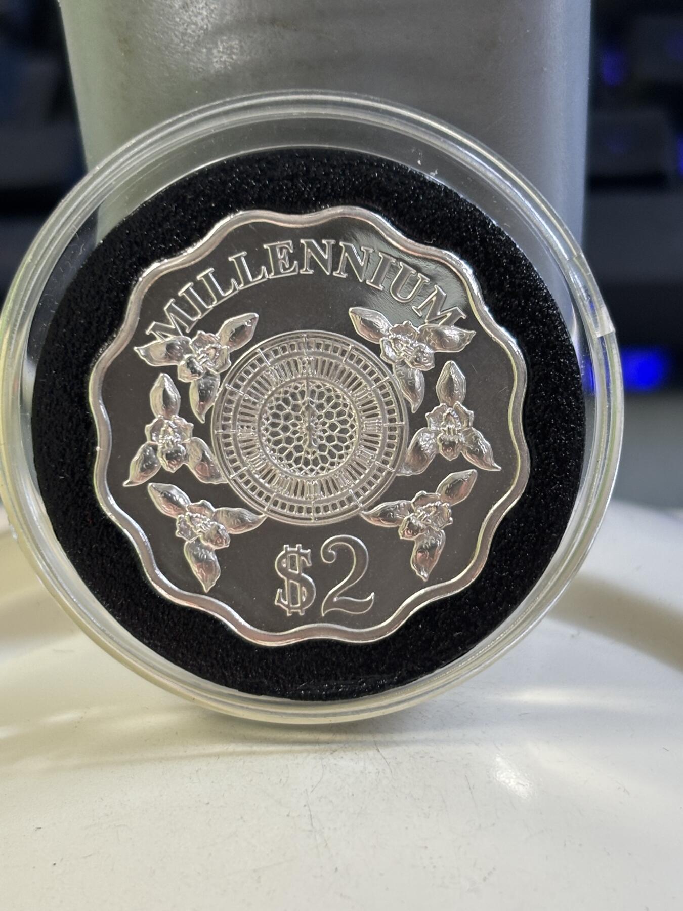 第184期拍卖 开曼1999年2000千禧年钟表梅花形异形纪念银币,999银，15.552克，发行30000枚。有氧化