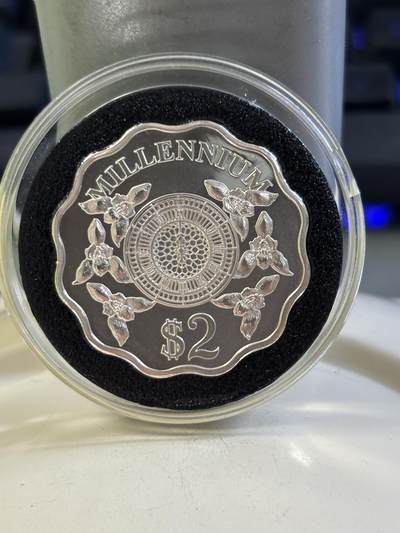 第184期拍卖 - 开曼1999年2000千禧年钟表梅花形异形纪念银币,999银，15.552克，发行30000枚。有氧化