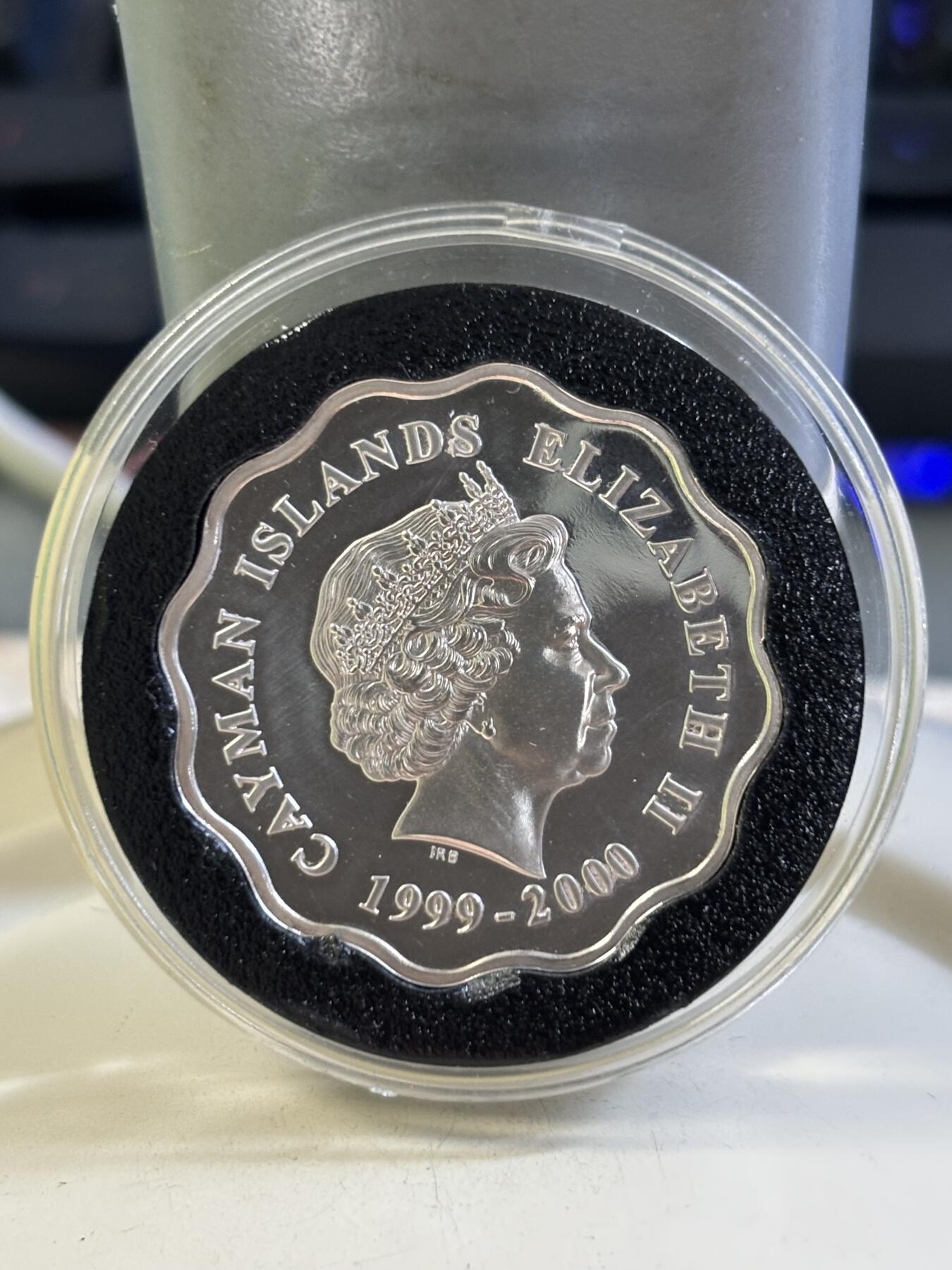 第184期拍卖 开曼1999年2000千禧年钟表梅花形异形纪念银币,999银，15.552克，发行30000枚。有氧化