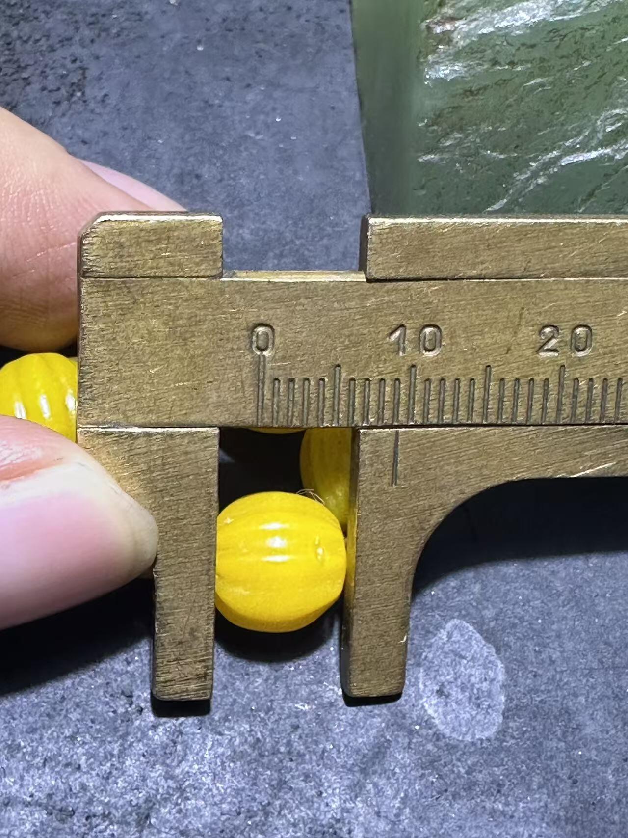 建国前后库存上等鸡油黄色琉璃瓜珠一组，