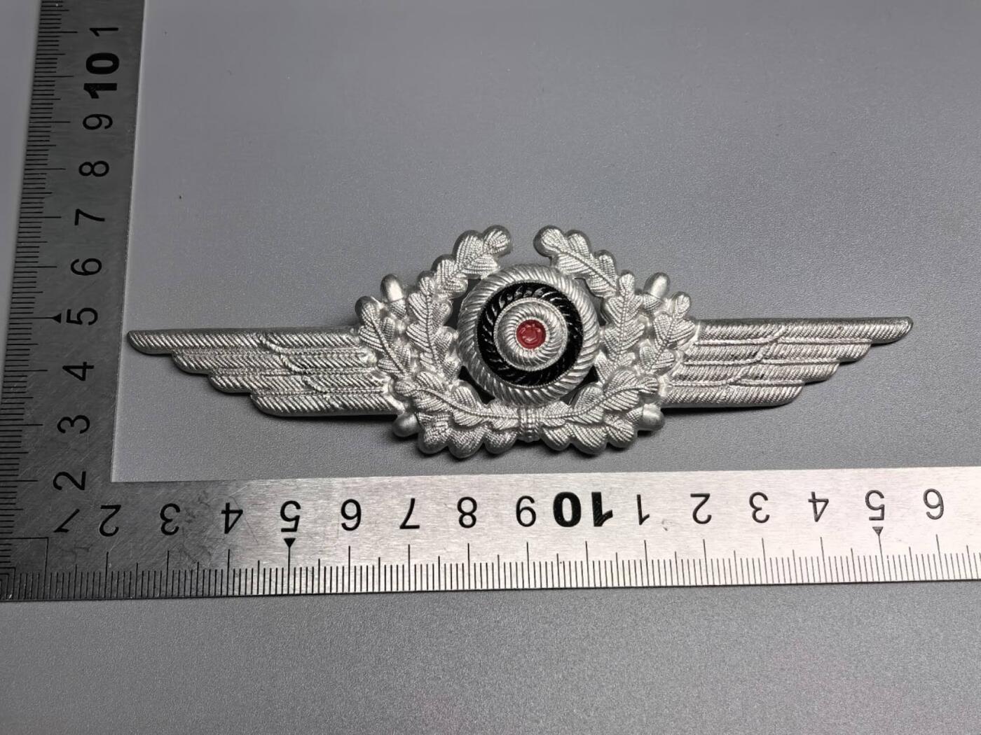 小驴勋章奖章收藏12月06日周六晚六点拍卖（珍爱和平，收藏战争，铭记历史，勿忘国耻，忠党爱国。有偿代拍，送拍规则在简介最后，参拍须阅读规则后再参拍，关系到运费包装发货时效真假辨别等关键信息，拍卖时不再发原图，看大图店主微信码在拍卖店铺介绍里） 得3空军帽徽