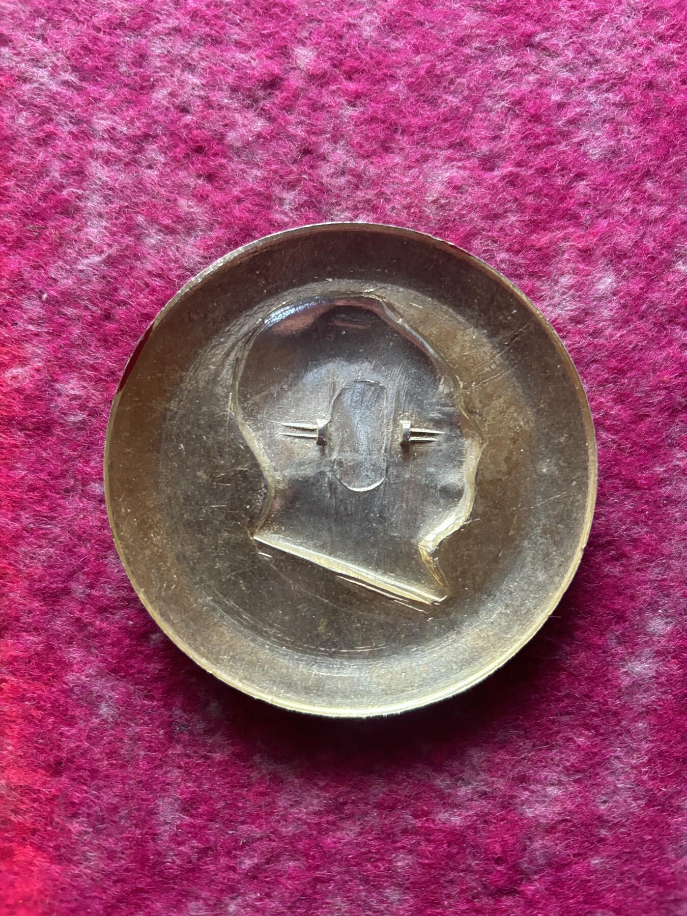 六七十年代。铝制主席像章