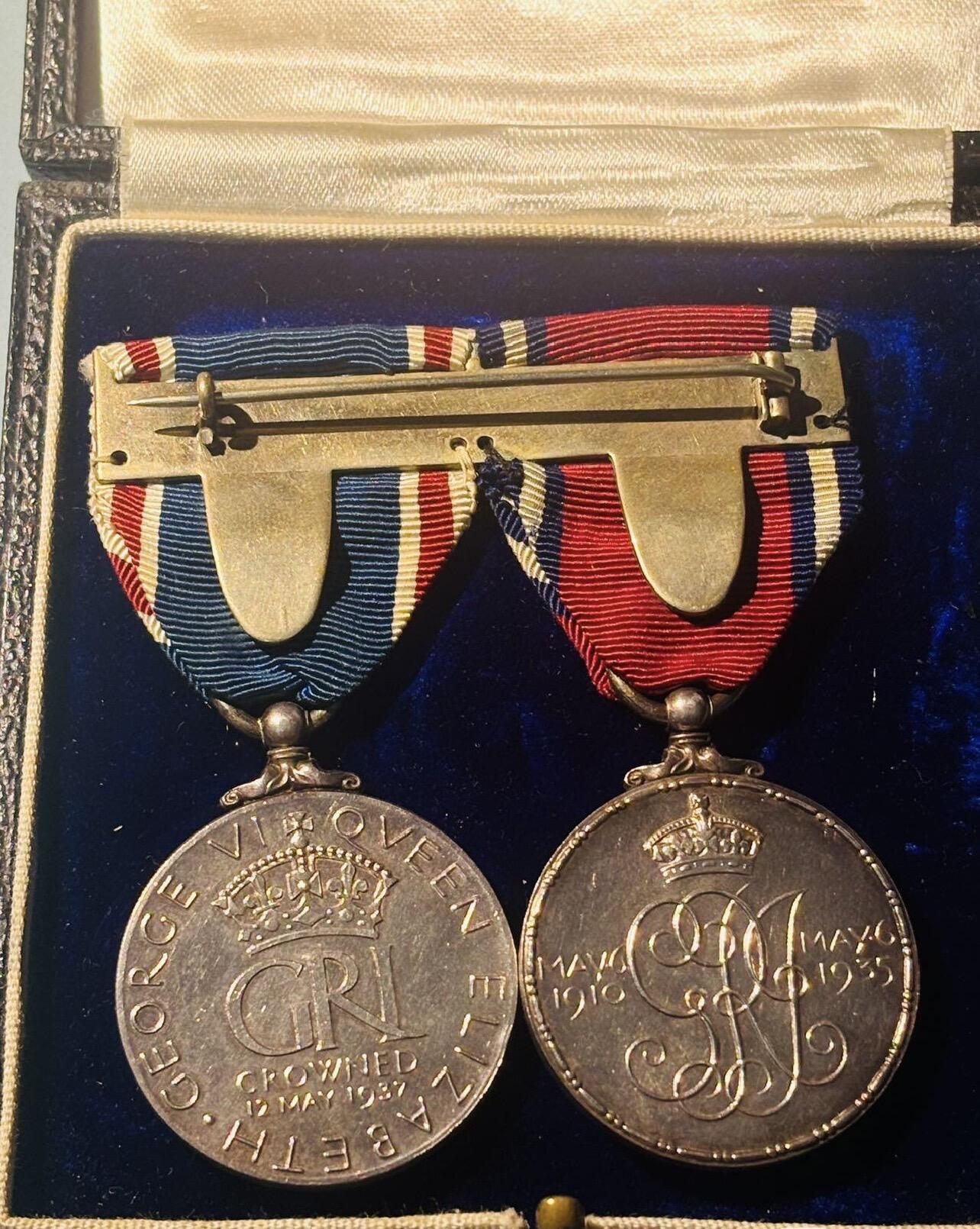 勋章专场  Lot.48 英国乔治五世银禧 乔治六世登基纪念章2联排 定制礼服挂版 均为银制 带定制盒