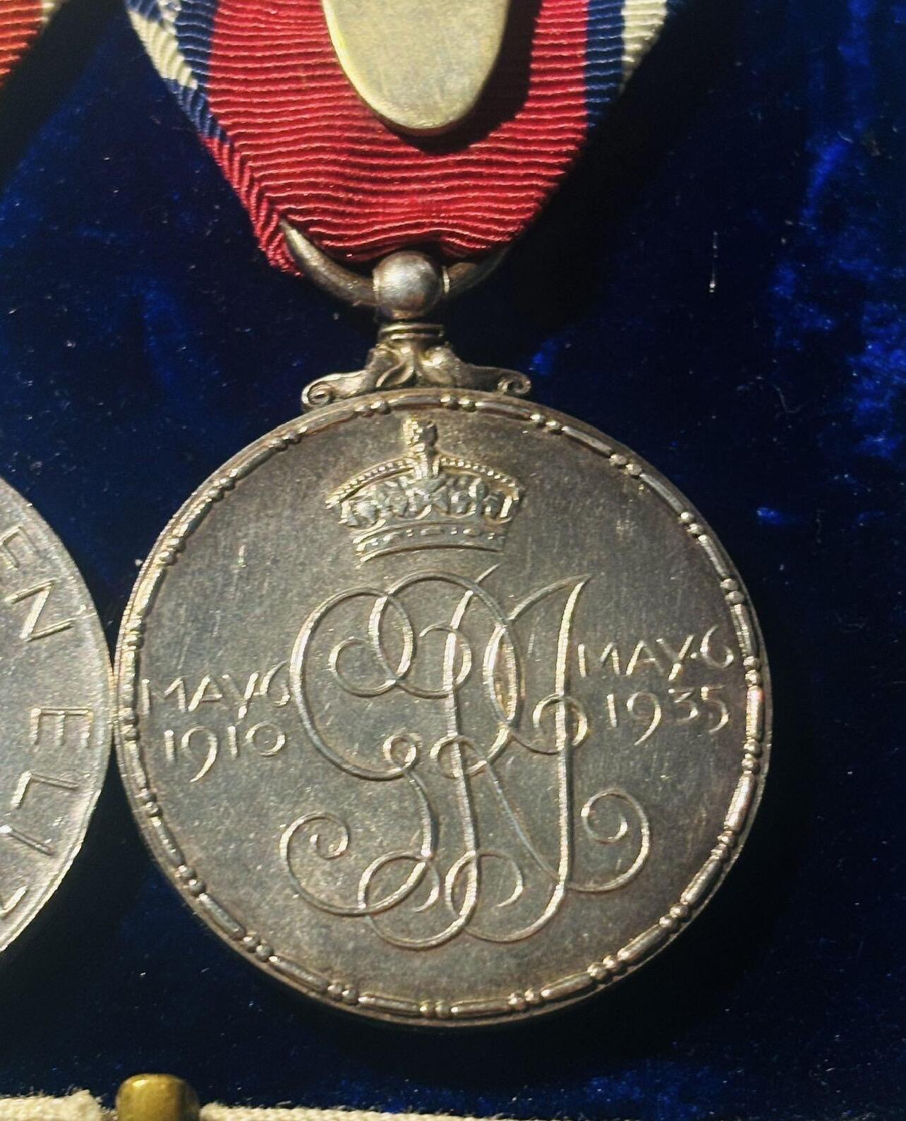 勋章专场  Lot.48 英国乔治五世银禧 乔治六世登基纪念章2联排 定制礼服挂版 均为银制 带定制盒