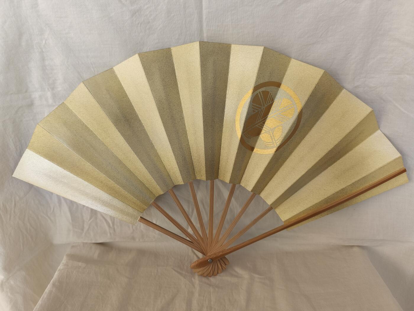 海外回流精品拍卖12.14 原盒全新家纹御舞扇一把