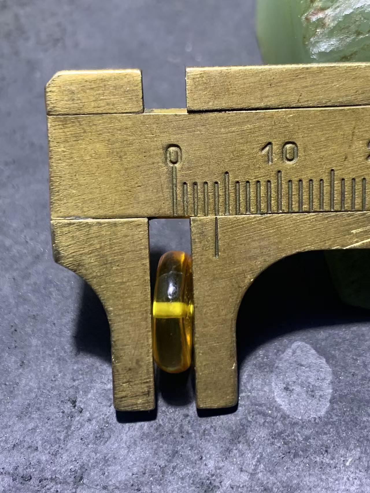 精美天然乌克兰蜜蜡随形小平安扣一个，