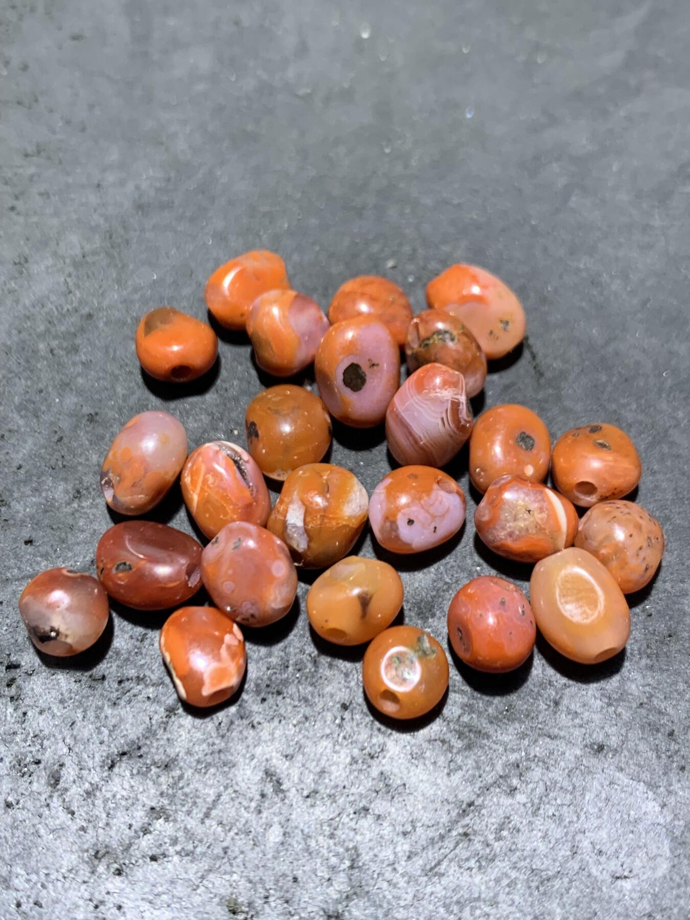 川料南红玛瑙原皮随形散珠一组，