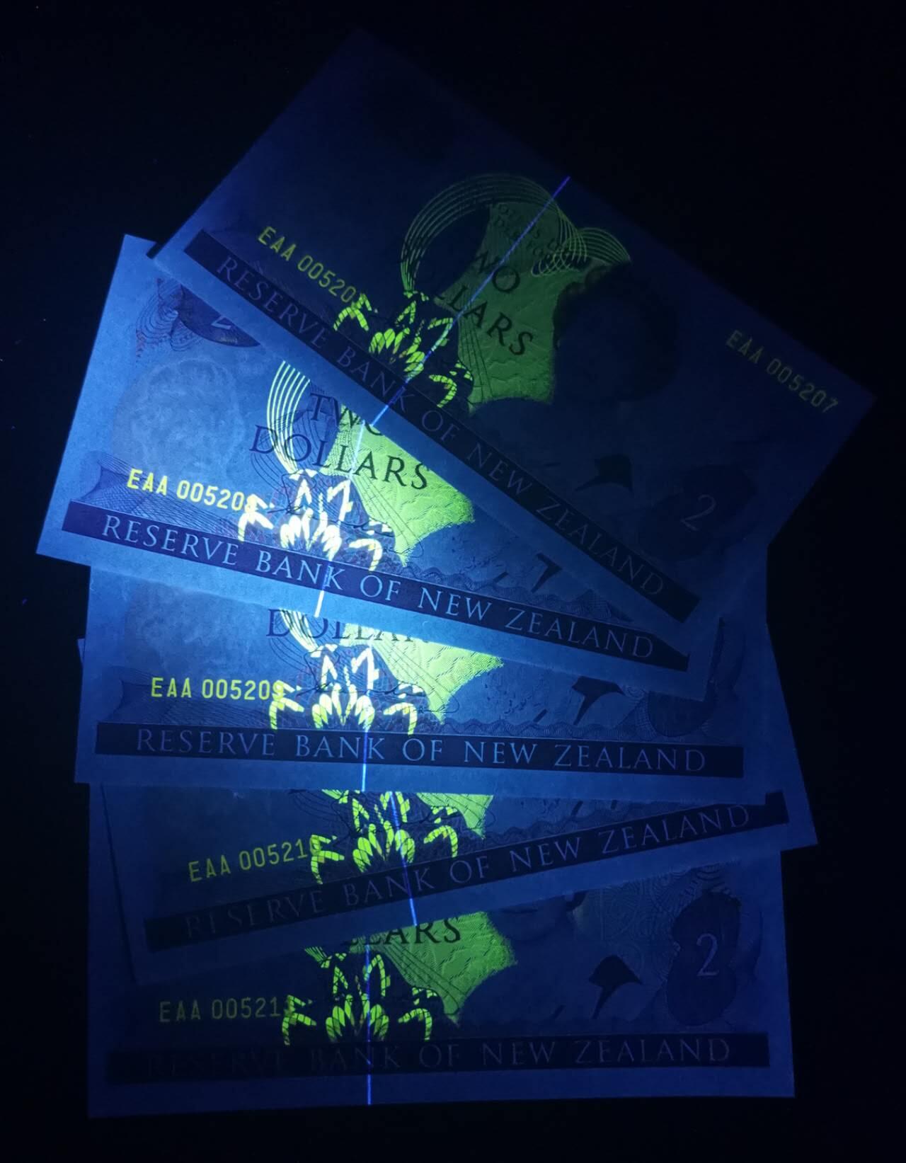 《艾美收藏》第223期-12.7周日外币畅拍 (5张)新西兰1981年首发EAA冠2元UNC千位靓号，花冠女王 Pick#170a一签