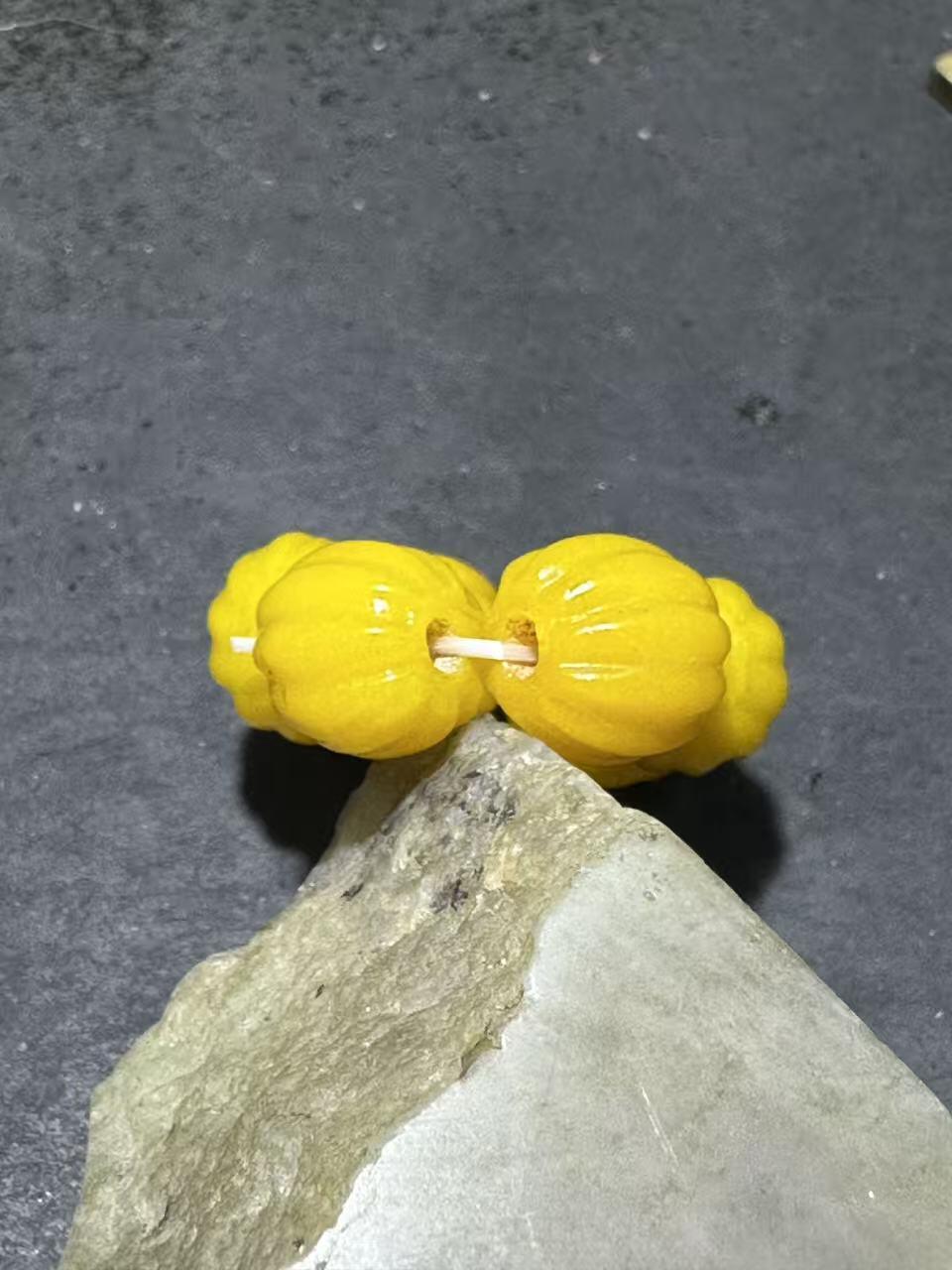 建国前后库存上等鸡油黄色琉璃瓜珠一组，