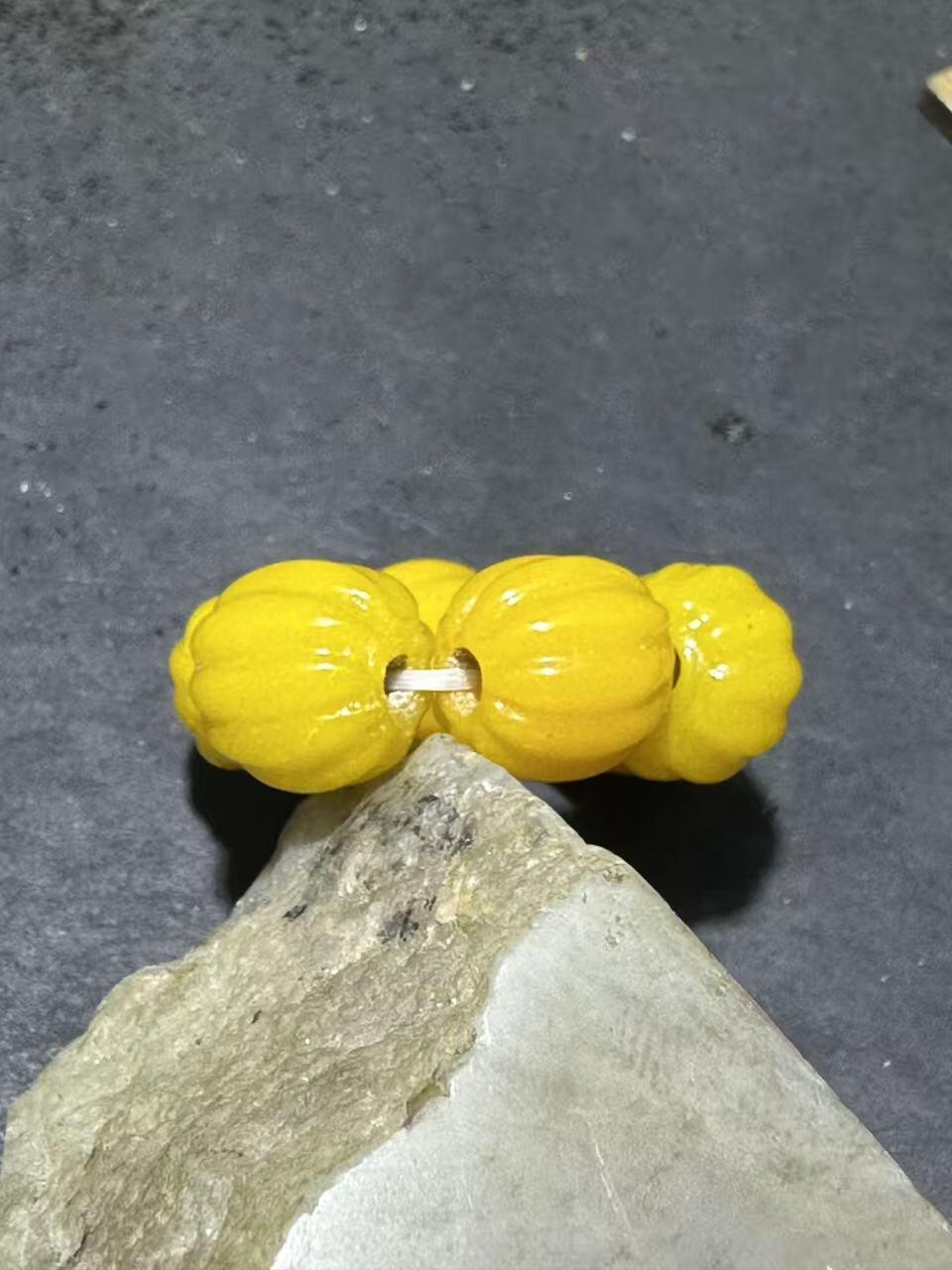 建国前后库存上等鸡油黄色琉璃瓜珠一组，