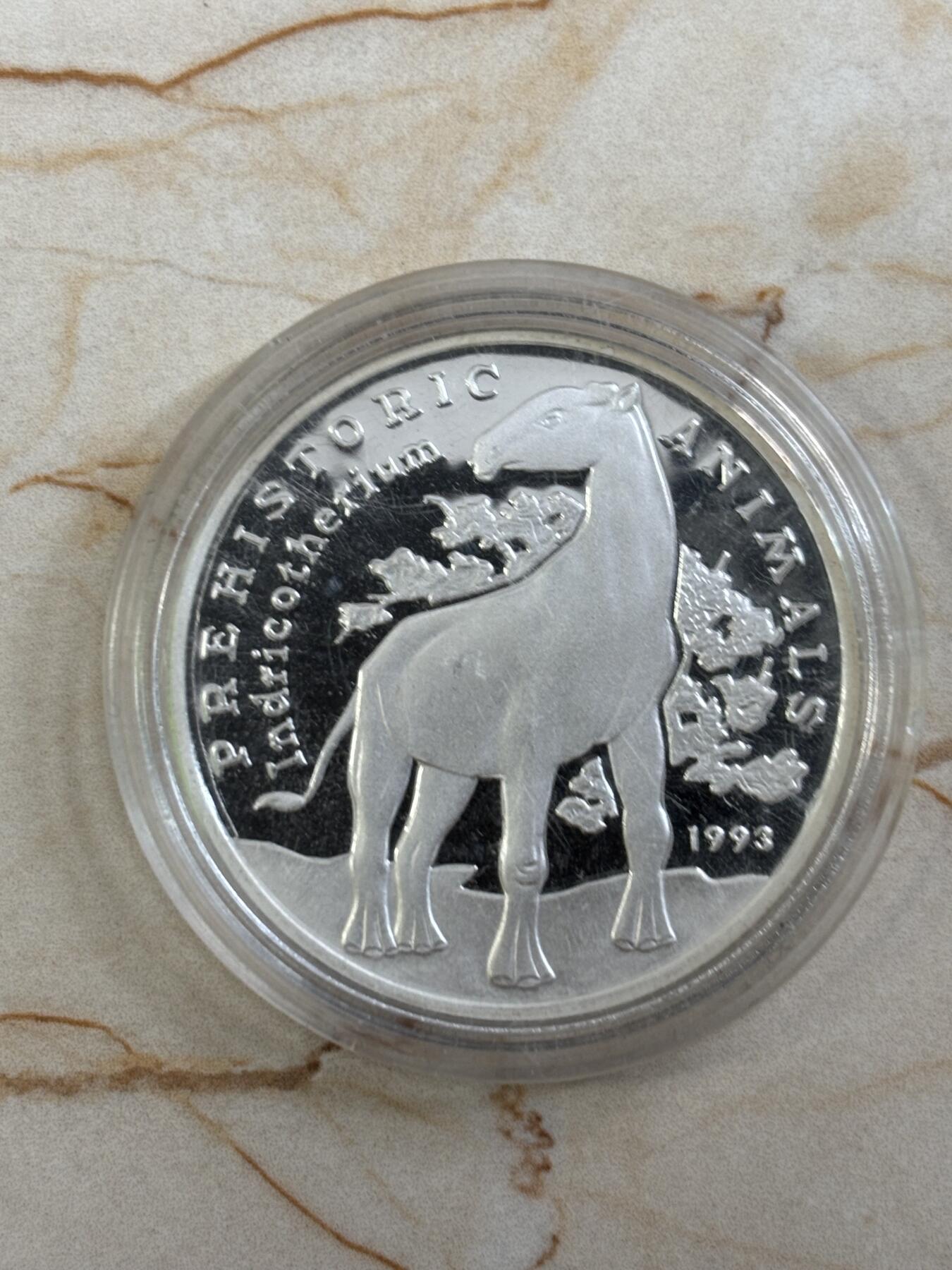 第184期拍卖 柬埔寨1993年拯救地球系列巨犀精制纪念银币，999银，16克