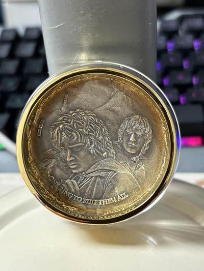 第185期拍卖 -  萨摩亚2023年指环王至尊魔戒3盎司仿古纪念银币。999银，发行量1499枚，有氧化