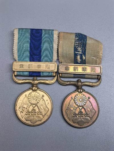 小驴勋章奖章收藏12月06日周六晚六点拍卖（珍爱和平，收藏战争，铭记历史，勿忘国耻，忠党爱国。有偿代拍，送拍规则在简介最后，参拍须阅读规则后再参拍，关系到运费包装发货时效真假辨别等关键信息，拍卖时不再发原图，看大图店主微信码在拍卖店铺介绍里） - 明治卅七八年从军记章一对（日俄战争）