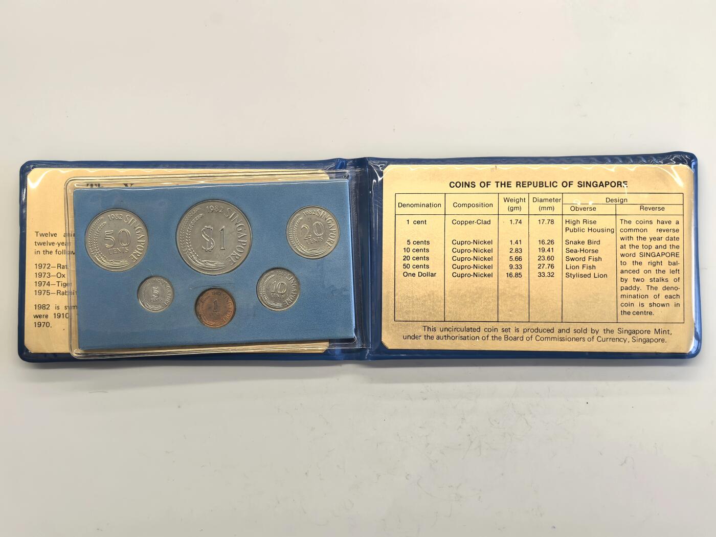 博洋堂世界钱币拍卖第150期（全场包邮） 新加坡1982狗年6枚套币蓝皮本 原包装 品相如图