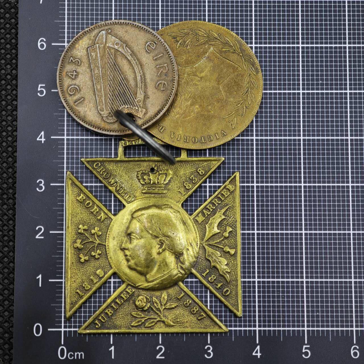 【淘币小摊】限时拍第八百二十三拍  纪念章场  满百包邮可预留两周  周一统一发货   英国1887年维多利亚女王登基50周年纪念章