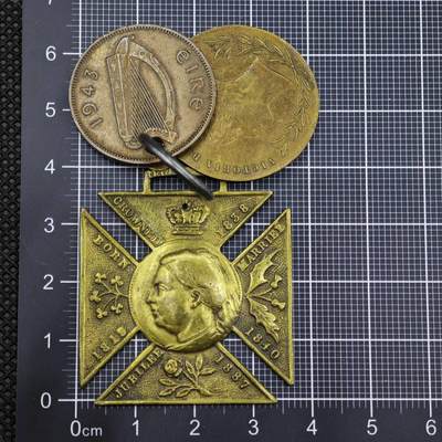 【淘币小摊】限时拍第八百二十三拍  纪念章场  满百包邮可预留两周  周一统一发货  -  英国1887年维多利亚女王登基50周年纪念章