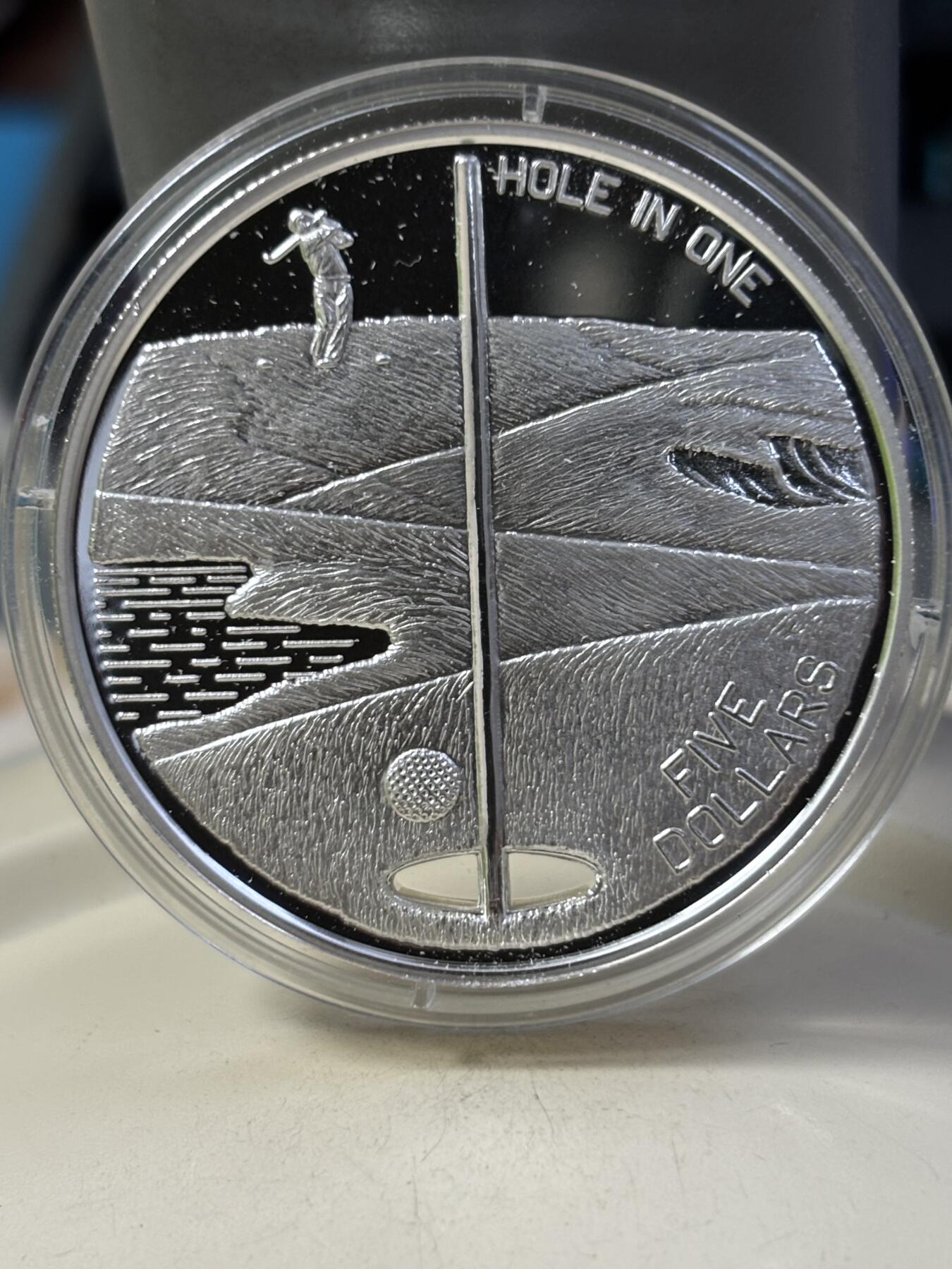 第184期拍卖 获奖币巴哈马1994年一杆进洞镂空精制纪念银币带证书，获得克劳斯1996年度最佳创意币大奖，999银，1盎司