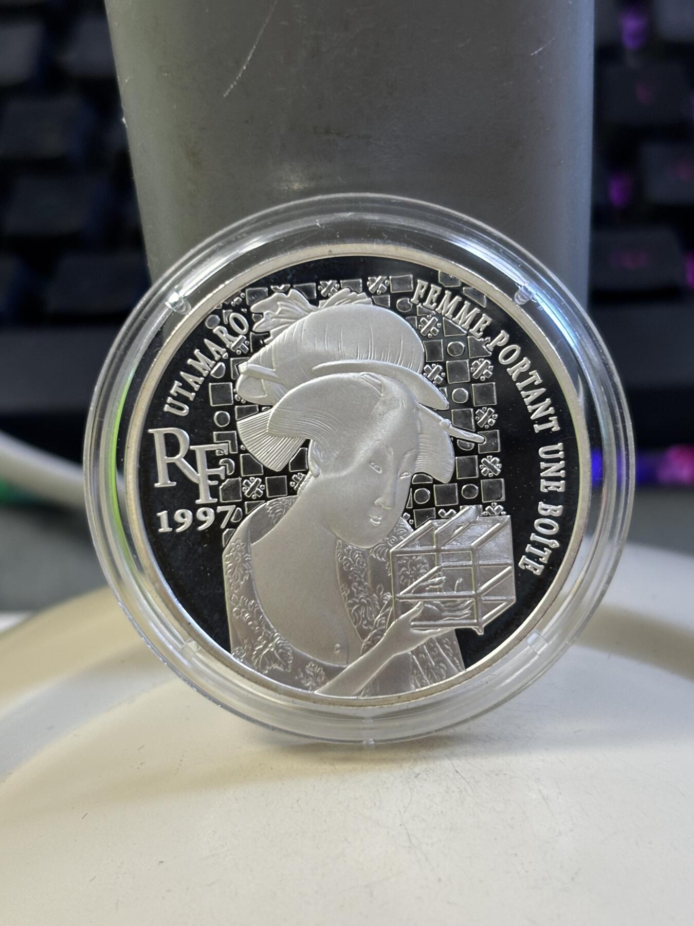 第184期拍卖 法国1997年卢浮宫馆藏系列2组日本艺伎纪念银币带证书，900银，22.2克银价277