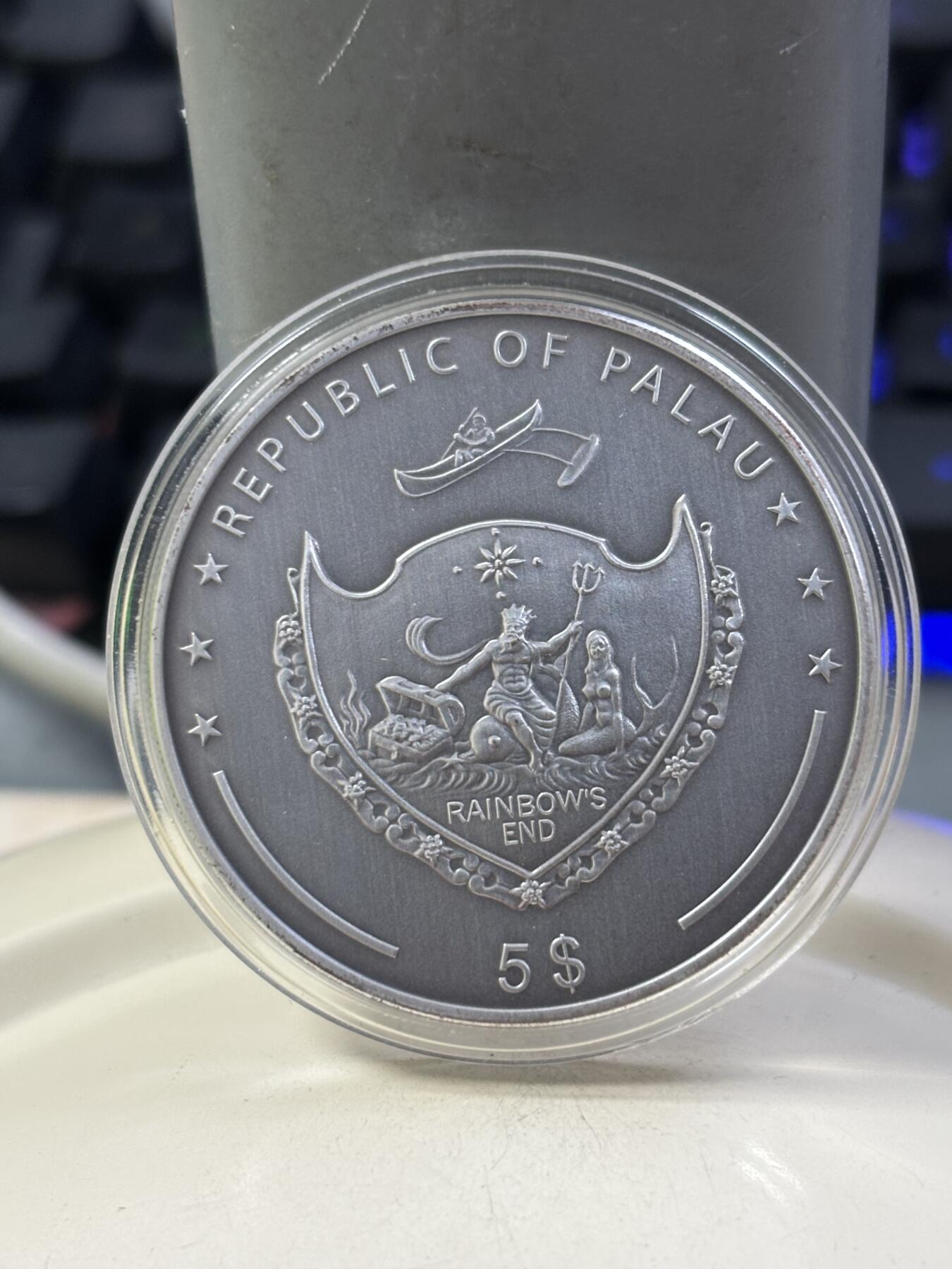 第184期拍卖 帕劳2009年世界珍宝系列1镶嵌祖母绿宝石仿古银币，925银，25克，发行2000枚，系列首枚