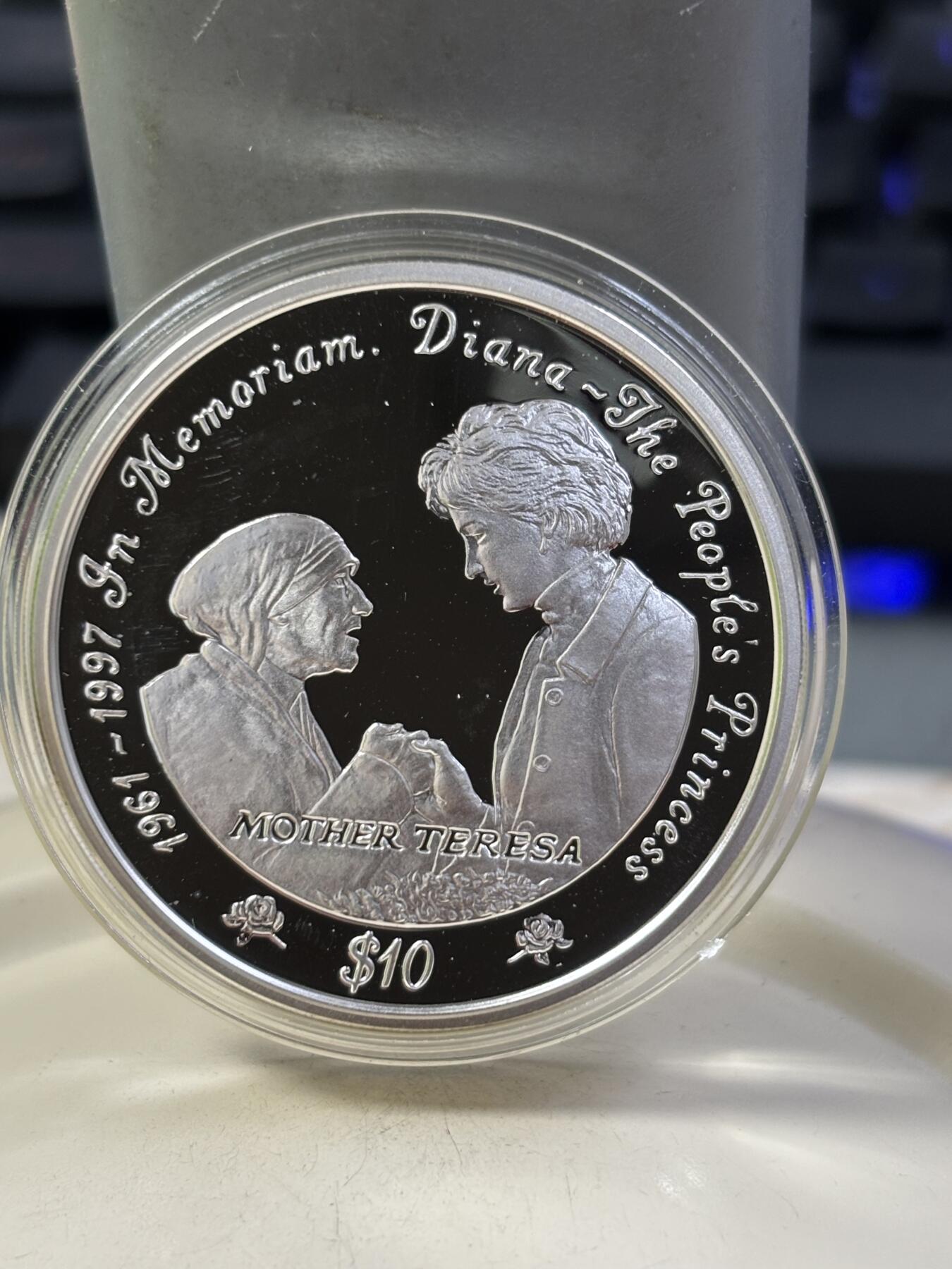 第184期拍卖 获奖塞拉利昂1997年戴安娜和特雷莎1盎司纪念银币，925银，发行10000枚，获1999年度克劳斯最富激情币大奖