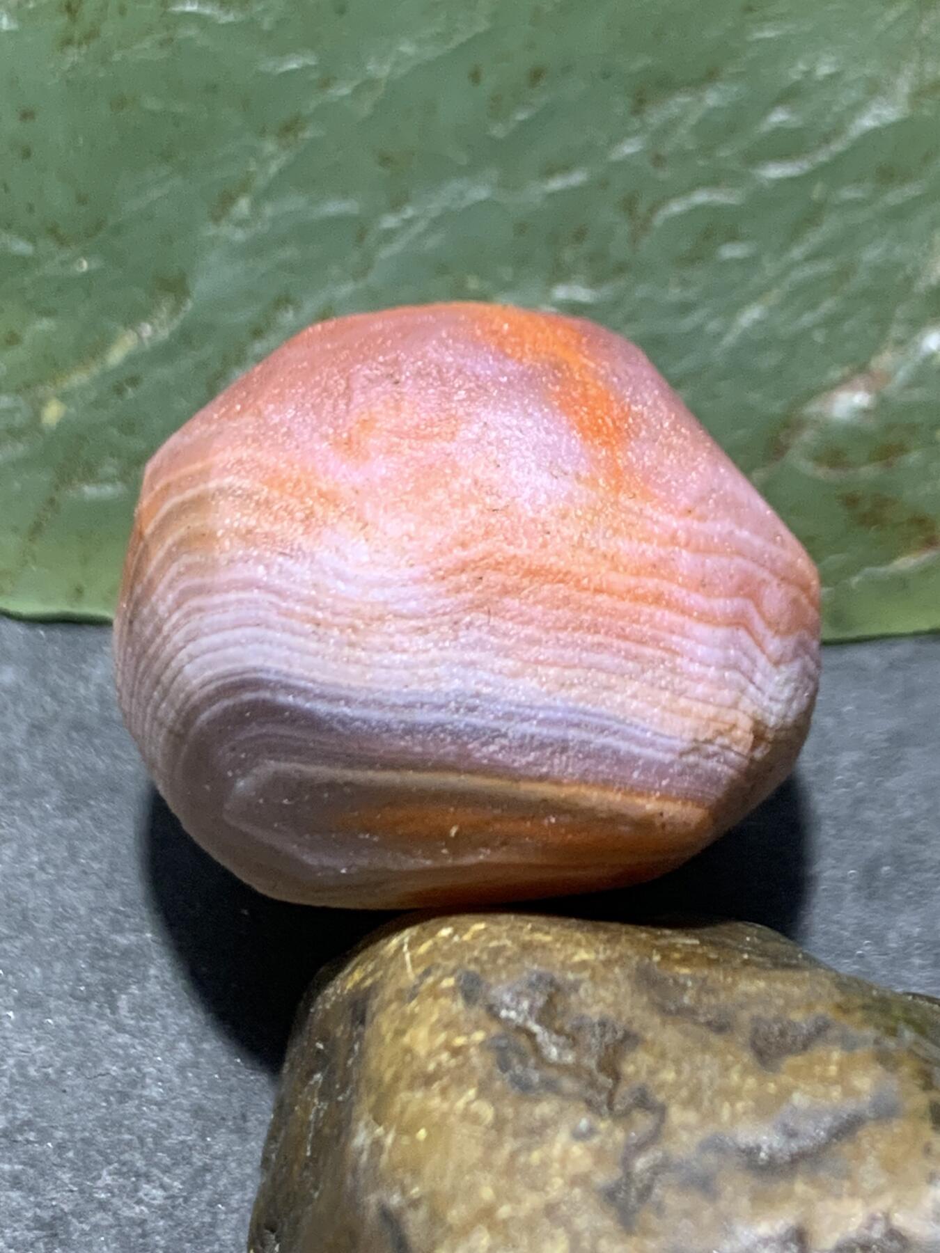 精美红白南红玛瑙明料原石一颗，