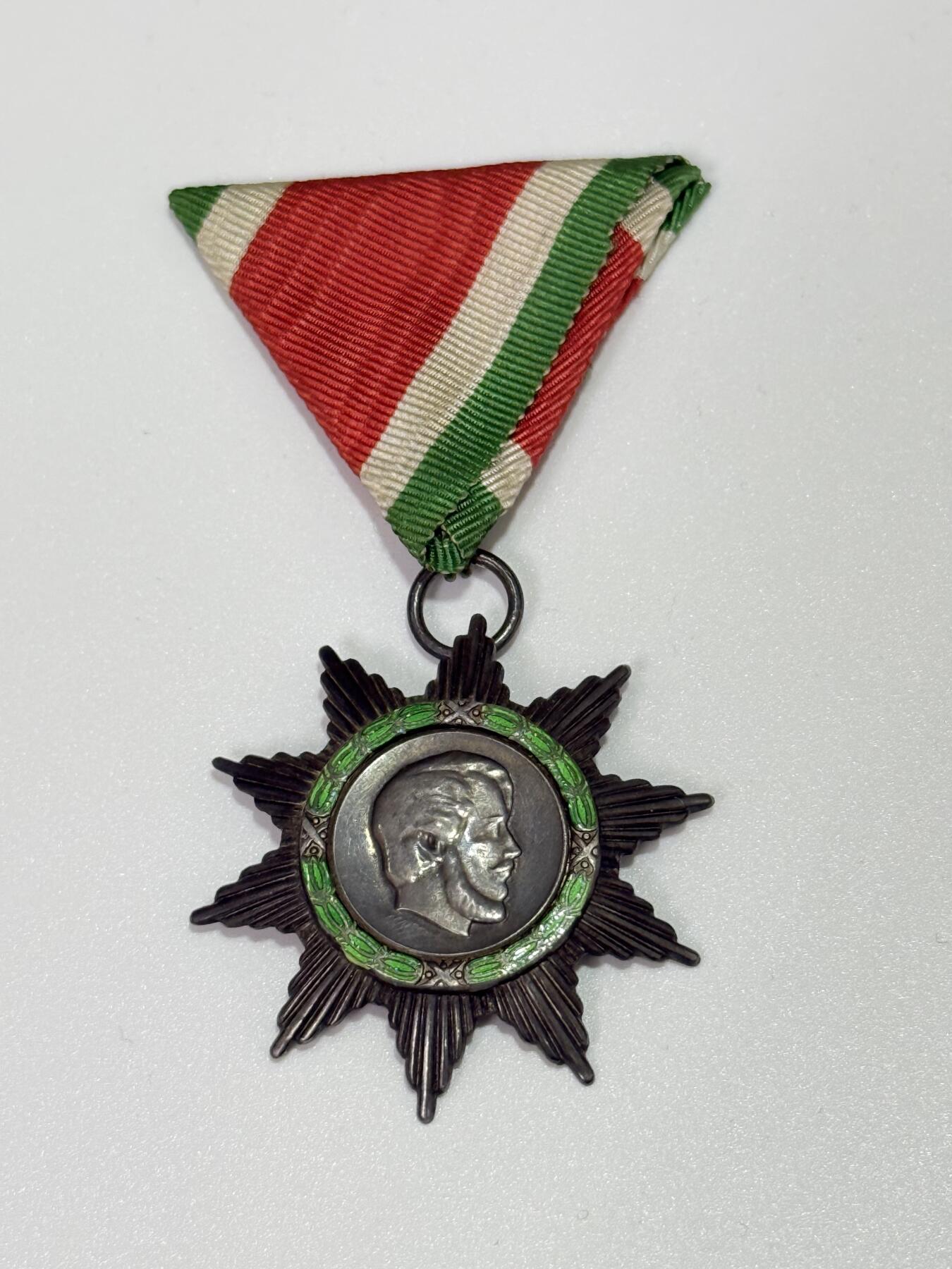 韵星假日拍卖第三十一期 -- Rimey Holidays Auction 31 匈牙利第二银制银级匈牙利自由功绩勋章 非常稀少 存在于46-48年，为二共时期颁发给建国元老的勋章 在那个资源匮乏的时代仍然银制作 很少见 保存完好 局部珐琅