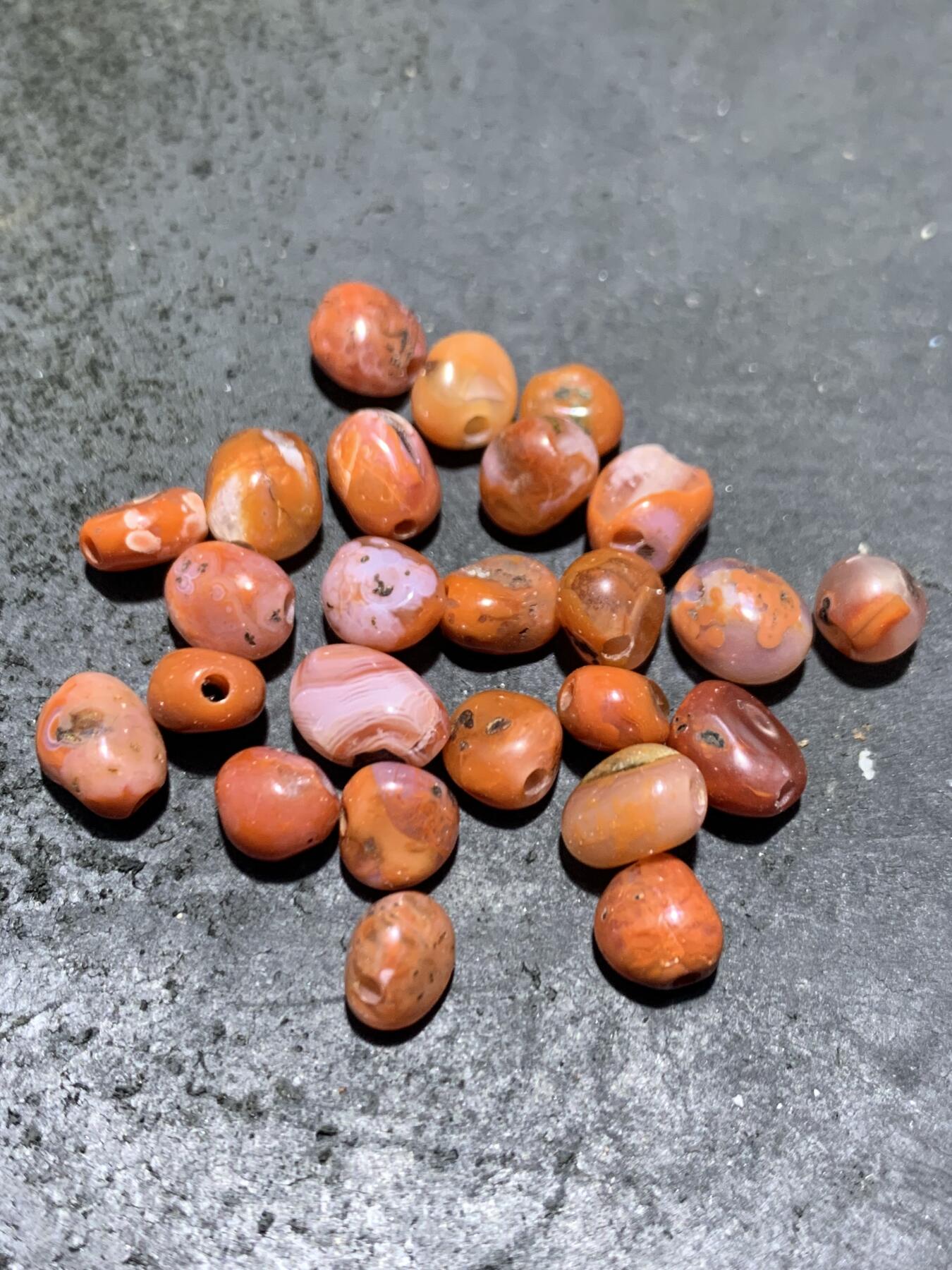 川料南红玛瑙原皮随形散珠一组，