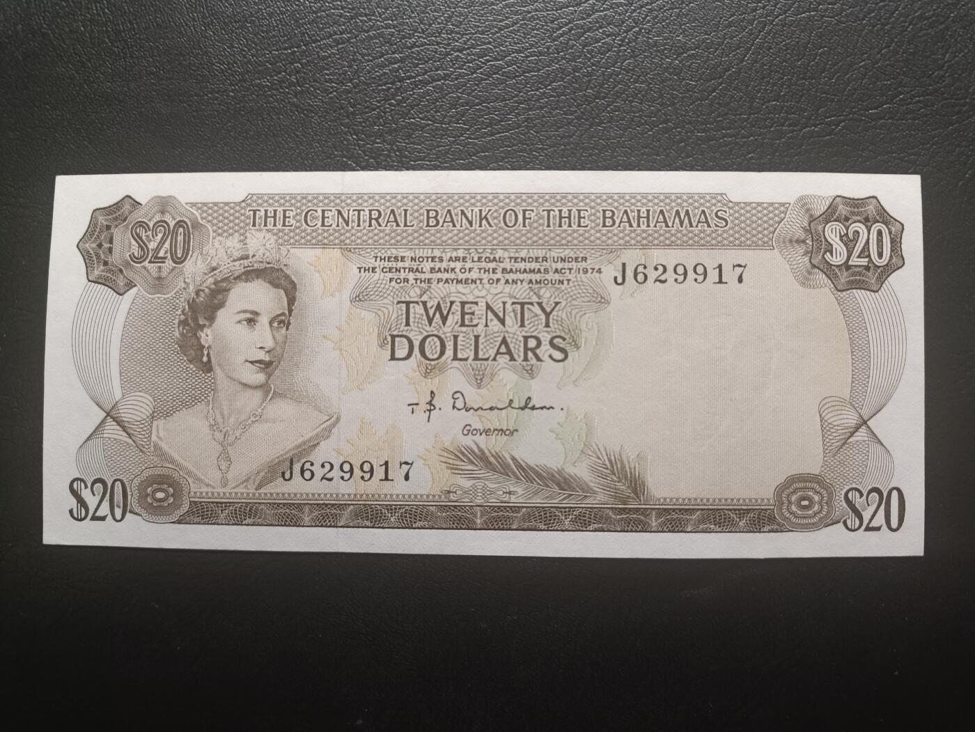 2025十二月第一期，总206期 巴哈马1974版20元UNC-，后期“巴哈马中央银行”抬头，稀有的中高面值，大冠女王和传统观光马车，德纳罗公司水粉画风格的唯美彩背