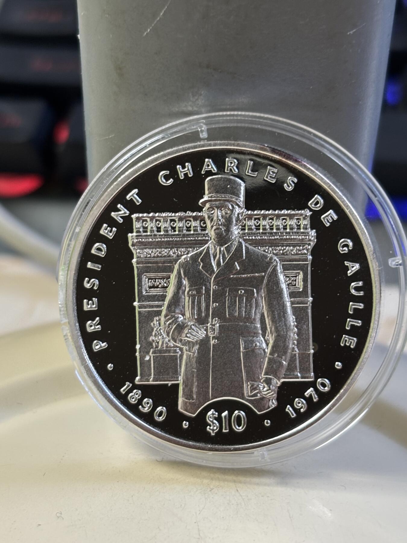 第184期拍卖 利比里亚1995年二战英雄戴高乐1盎司精制纪念银币，999银银价431，塑料盒有破，有氧化