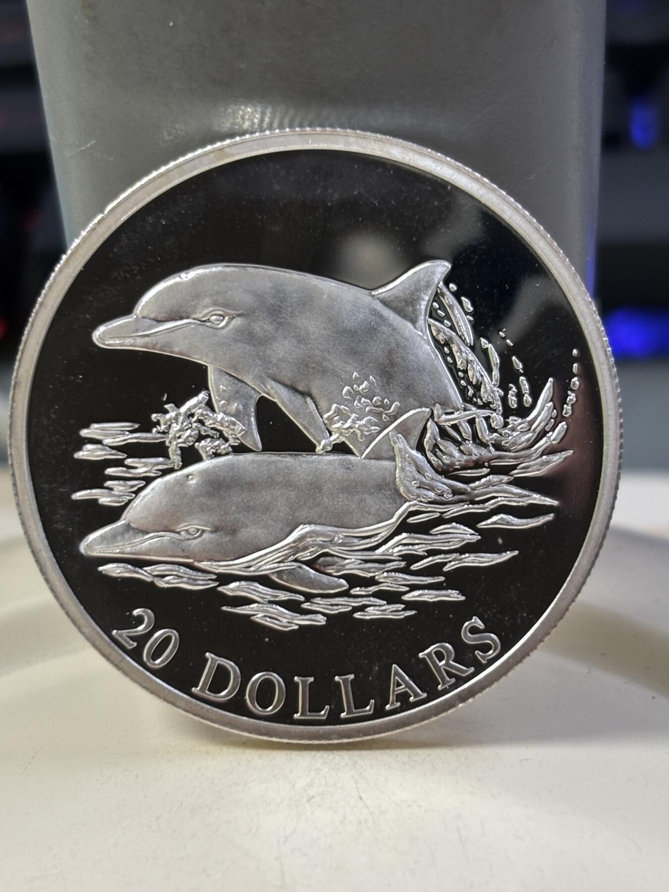 第184期拍卖 利比里亚2001年珍稀动物系列海豚20克精制纪念银币，20克银价277，999银，