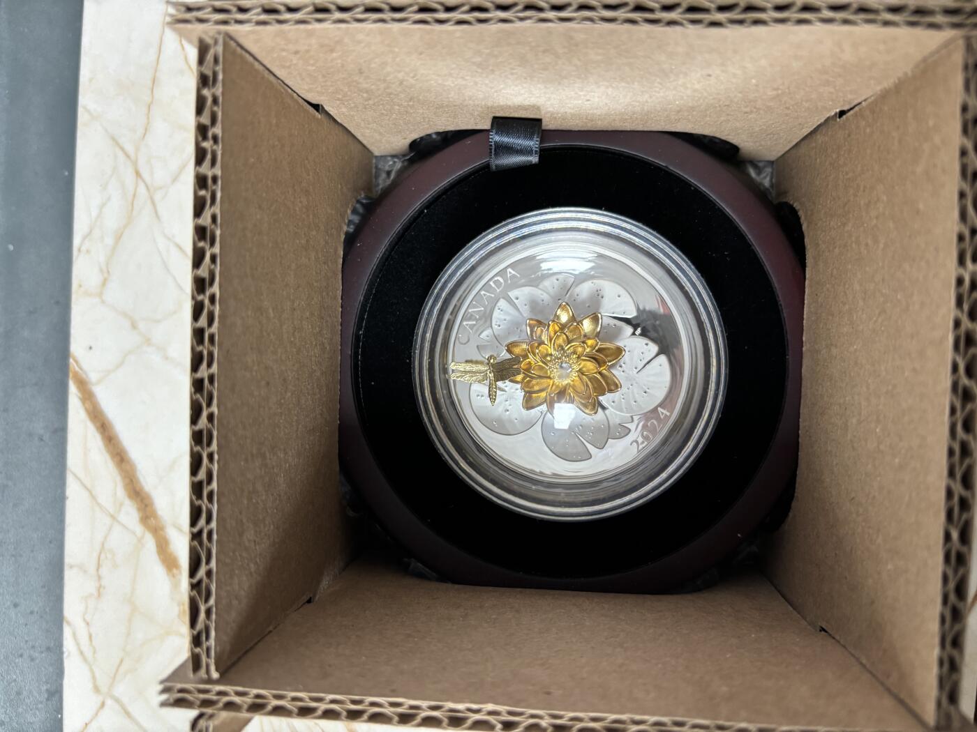 第185期拍卖 加拿大2024年莲花和蜻蜓镀金5盎司镶嵌可旋转纪念银币，9999银，157.6克，发行1250枚