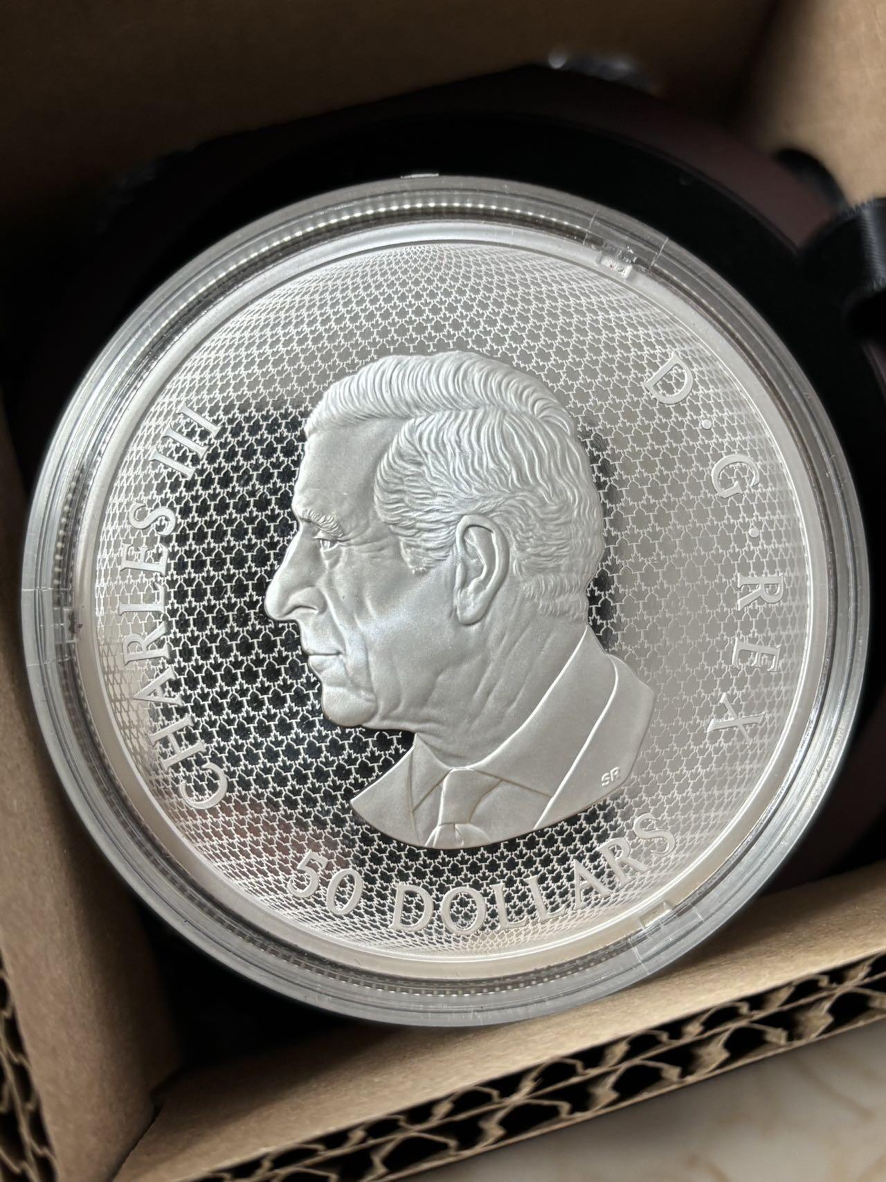 第185期拍卖 加拿大2024年莲花和蜻蜓镀金5盎司镶嵌可旋转纪念银币，9999银，157.6克，发行1250枚