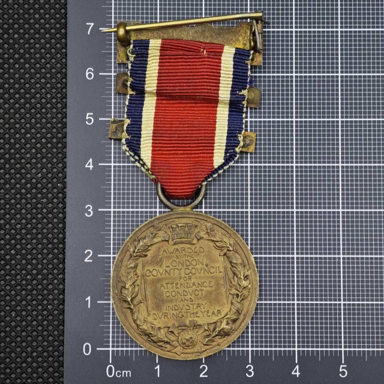 【淘币小摊】限时拍第八百二十三拍  纪念章场  满百包邮可预留两周  周一统一发货  英国乔治五世出勤优异奖章