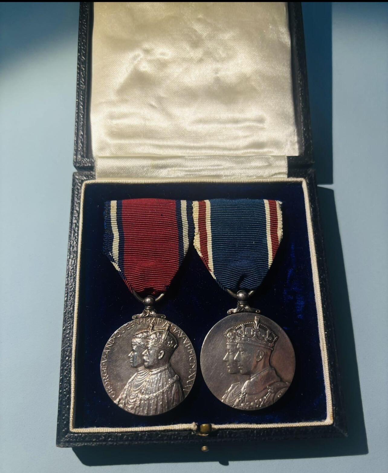 勋章专场  Lot.48 英国乔治五世银禧 乔治六世登基纪念章2联排 定制礼服挂版 均为银制 带定制盒