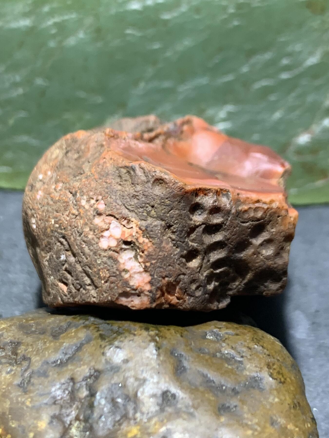 精美原皮柿子红冻料南红玛瑙原石一颗