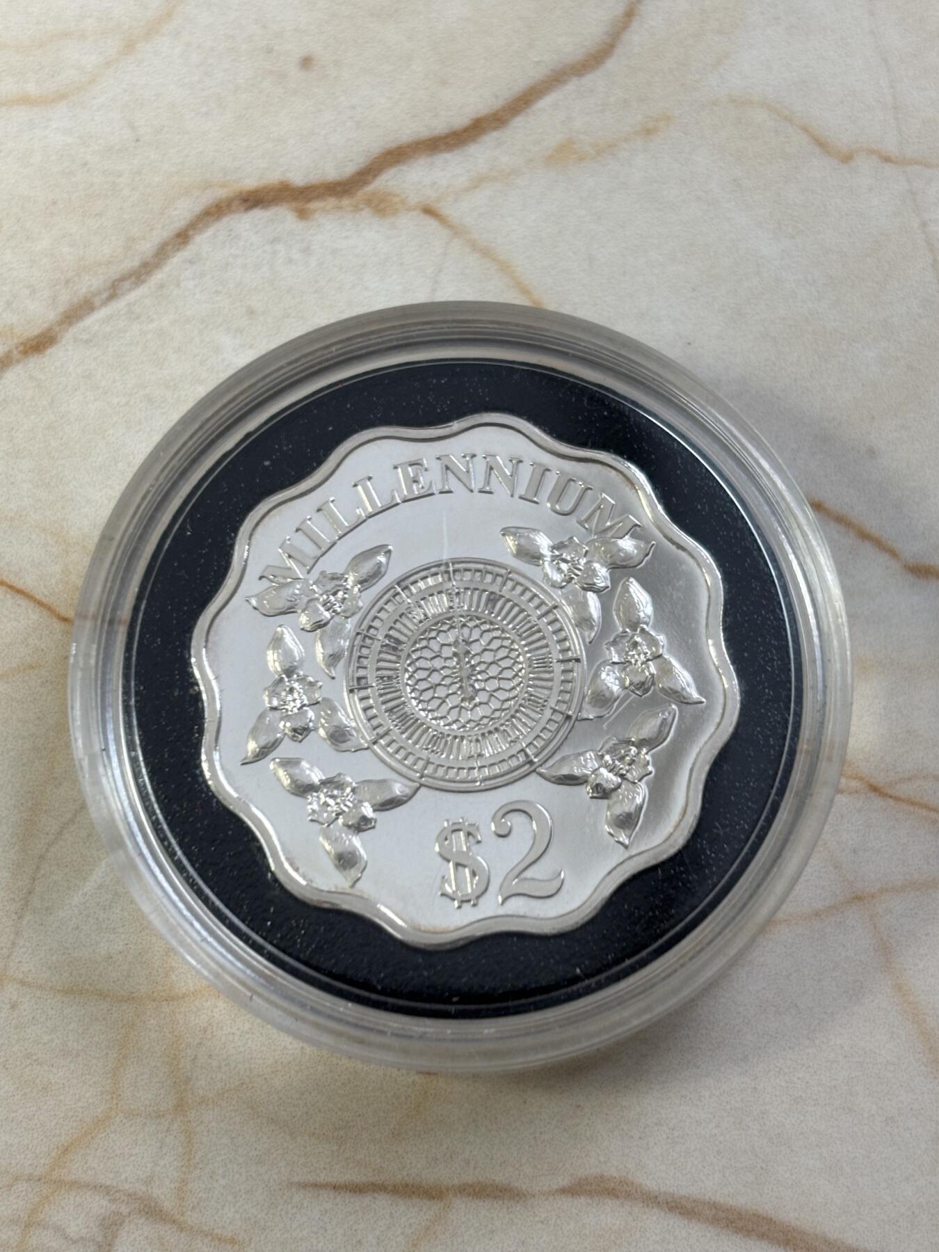 第184期拍卖 开曼1999年2000千禧年钟表梅花形异形纪念银币,999银，15.552克，发行30000枚。有氧化