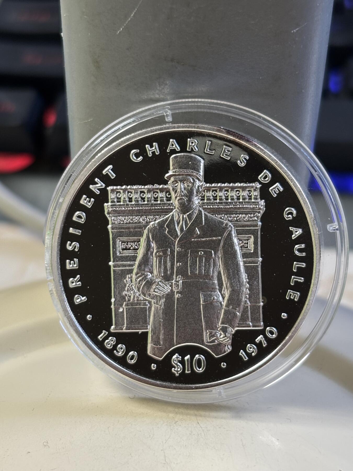 第184期拍卖 利比里亚1995年二战英雄戴高乐1盎司精制纪念银币，999银银价431，塑料盒有破，有氧化