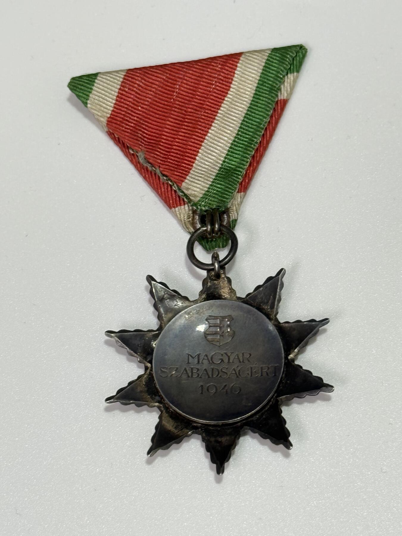 韵星假日拍卖第三十一期 -- Rimey Holidays Auction 31 匈牙利第二银制银级匈牙利自由功绩勋章 非常稀少 存在于46-48年，为二共时期颁发给建国元老的勋章 在那个资源匮乏的时代仍然银制作 很少见 保存完好 局部珐琅