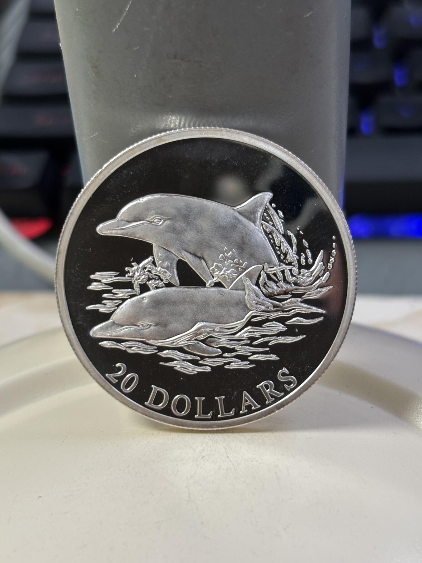 第184期拍卖 利比里亚2001年珍稀动物系列海豚20克精制纪念银币，20克银价277，999银，
