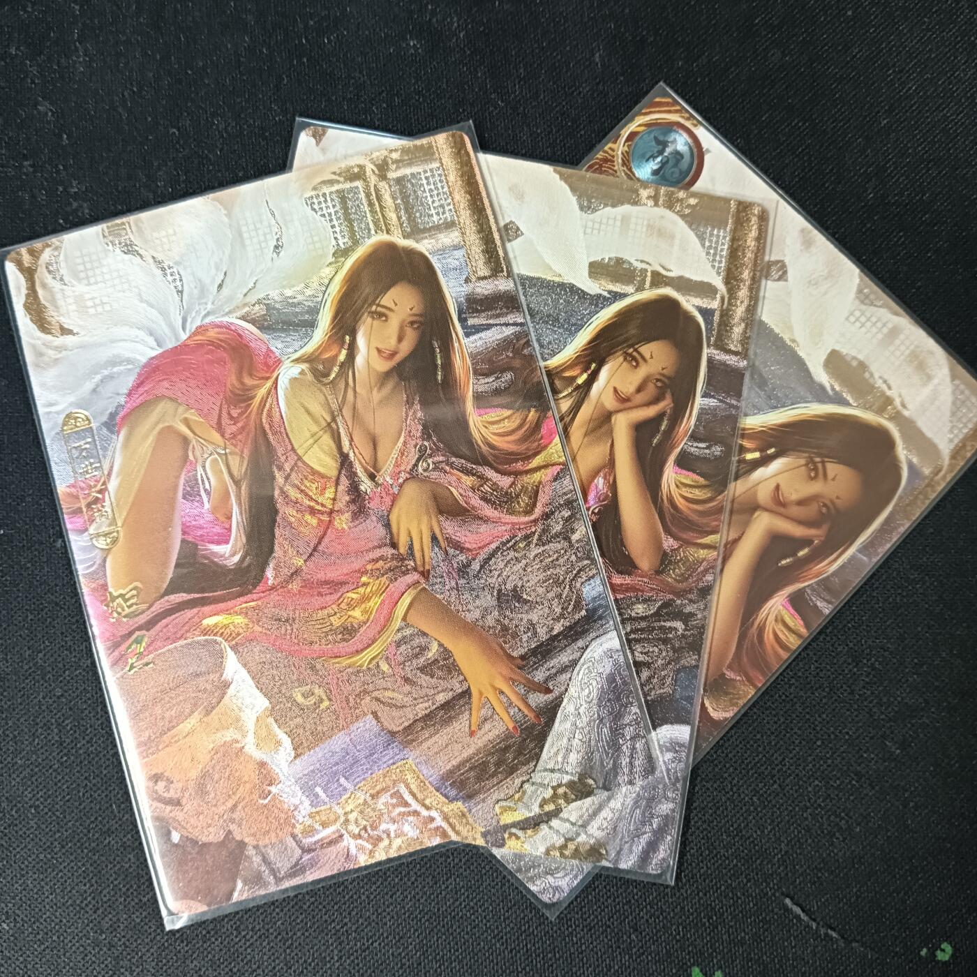 花开卡拍第61期（3月7号周六截拍，品控勿拍!!!拍品不寄存，运费5元（新疆需补运费差价或顺丰到付），自制卡难免瑕疵，可能存在轻微撞角爆边等出厂瑕疵，品控介意勿拍！） 卡玩帕克 神州百花谱 妲己 1套3渐变 粗闪