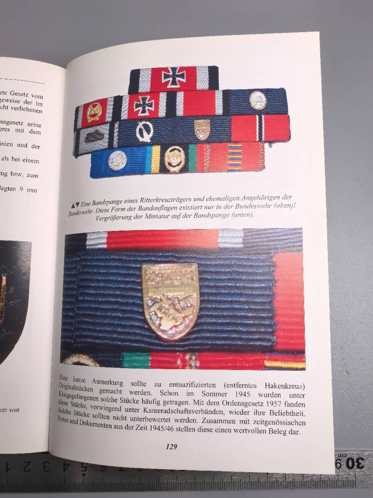 小驴勋章奖章收藏12月06日周六晚六点拍卖（珍爱和平，收藏战争，铭记历史，勿忘国耻，忠党爱国。有偿代拍，送拍规则在简介最后，参拍须阅读规则后再参拍，关系到运费包装发货时效真假辨别等关键信息，拍卖时不再发原图，看大图店主微信码在拍卖店铺介绍里） de3专业书籍《克里米亚盾章》，2008年版